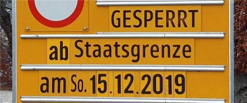 Gesperrt für Autos, offen für die Menschen: Hinweisschild für die Feier am Sonntag an der Zollstation. Foto Hoffmann