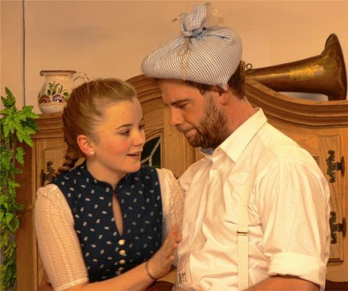 Gesprächsbedarf haben in dieser Szene der „keusche Josef“ (Konrad Nußreiner) und das Annerl (Verena Knollhuber). Foto grundner