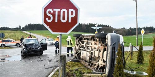 Gestern Vormittag hat es bei Harpolden gekracht: Ein 18 Jahre alter Autofahrer nahm einer 65-Jährigen die Vorfahrt. Die Polizei schätzt den Schaden auf 35000 Euro. Foto Eß/FIB