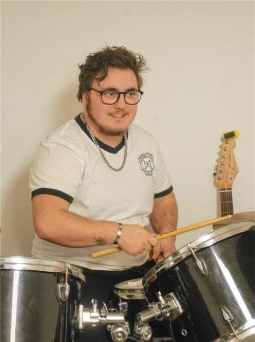 Gibt den Rhythmus vor: Jaro-Anton am Schlagzeug. Jeden Dienstag ist Musikabend in Aschau.