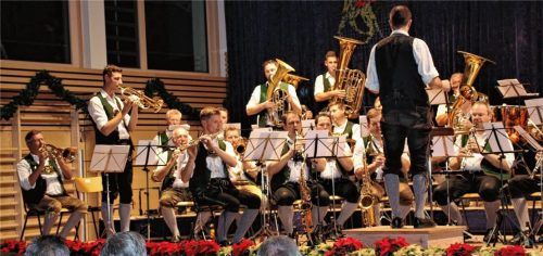 Glanzvoller Soloeinstieg von Markus Poitner (Flügelhorn), Hansi Schlemer (Tenorhorn) und Simon Poitner (Tuba) zur „Finkensteiner Polka“. Foto Strim