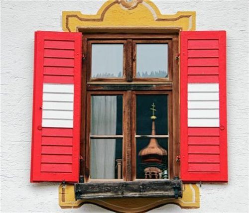 Glaube, Hoffnung und Vision liegen gerade beim Weihnachtsfest sehr eng zusammen. Bei diesem Anblick kommt man zum Nachdenken. Es zeigt den neu renovierten Kirchenturm der katholischen Pfarrkirche „St. Michael“ in Sachrang, der sich im Fensterglas vom Hotel Post spiegelt. Foto H. Reiter