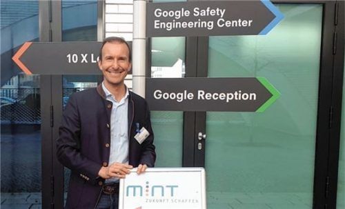 Glücklich über die Auszeichnung: Studiendirektor Florian Ludwig im Eingangsbereich der Münchner Google-Niederlassung, wo die Verleihung stattfand.Foto re