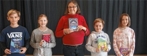 Glückliche Gewinner: Die vier besten Leser der sechsten Klassen am Ludwig-Thoma-Gymnasium mit Ursula Rauen.Foto re