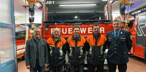 Glückwünsche von Bürgermeister Rudi Jantke (von links) gab es für die Kommandanten Alfred Mayer (Dritter Kommandant), Konrad Nagele (Kommandant) und dem neuen Zweiten Kommandanten Michael Haslinger. Kreisbrandmeister Thomas Mayr würdigte das Engagement der Kommandanten.Foto markus eisenkolb