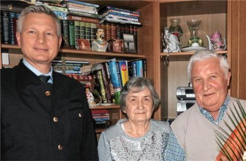 Goldene Hochzeit feierten Katharina und Hermann Binder aus Heufeld. Auch Bürgermeister Richard Richter gehörte zu den Gratulanten.Foto  Baumann