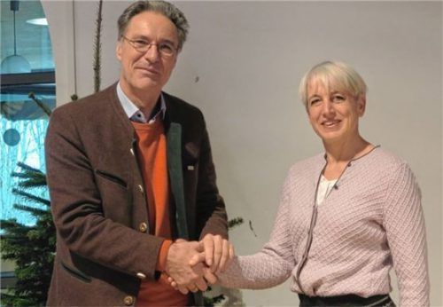 Gratulation für den Kandidaten: Peter Solnar mit Dr. Silke Helfmeyer, Sprecherin der Wahlgemeinschaft. Foto re