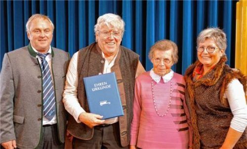 Gratulierten zu langer Mitgliedschaft (von links): Vorsitzender Walter Hindlinger und seine Stellvertreterin Gini Hafenmayer (rechts) mit den Geehrten Toni Lehrberger (40 Jahre) und Resi Gehmacher (30 Jahre).Foto re