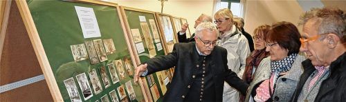 Groß war das Interesse an der Ausstellung, die Stefan Brumbauer (Mitte) zur Wallfahrt gestaltet hatte. Er hat zu den Exponaten auch viel Informationen parat.