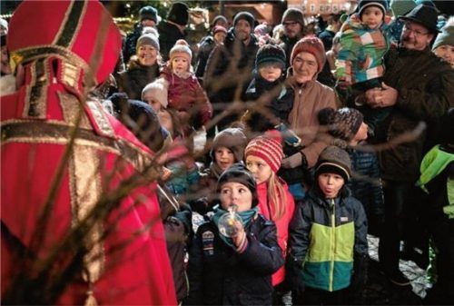Große Kinderaugen: Beim Christkindlmarkt schaute auch der Nikolaus vorbei. Foto günter