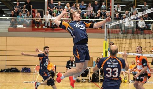 Große Sprünge –beim TSV Mühldorf sogar in die 2. Liga? Volleyball boomt in Mühldorf. Zuschauerkulissen von 300 Personen sind keine Seltenheit mehr. Als Herbstmeister ging die Herrenmannschaft –hier mit Mittelblocker Nico Philipeit im Angriff – in die Weihnachtspause. Aufstieg nicht ausgeschlossen. Und weil das so ist, geht die Abteilung nun ins Vorlizenzierungsverfahren. Foto Enzinger