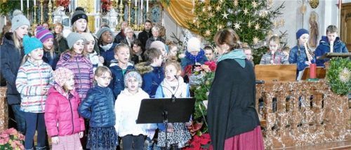Großen Applaus gab es für die Kiefersfeldener Musikengerl, den neugegründeten Chor. Fotos hoffmannn
