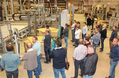 Großes Interesse bestand bei den Teilnehmern an der Produktion leichter Tischlerplatten bei der Firma Lightweight in Bad Aibling.Foto steffenhagen