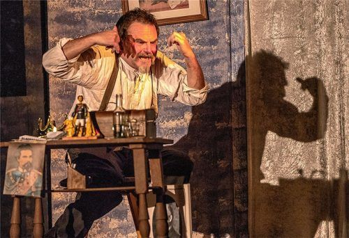 Großschauspieler Jörg Herwegh verkörpert wie kein anderer den Kini. Seine Inszenierung: „Der Kini-Schiaßer“ war prall gefüllt mit Informationen und dramaturgischen Kniffen. Foto  Thomas Kirchgraber