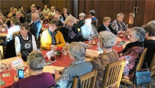 Gut besucht war die Weihnachtsfeier der AWO im Gasthof „Schäffler“ in Vagen.Foto  Baumann