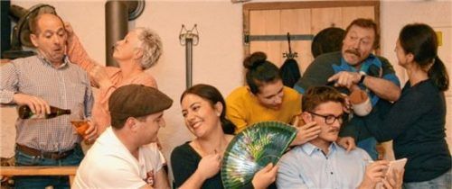 Gut ist die Stimmung – zumindest in dieser Szene: (von links) Bert Reiter, Petra Wolfsberger, Tobias Stecher, Lisa Höfler, Natalie Akar-Neuner, Severin Geiger, Schocko Pauker und Monika Ganterer. Foto re