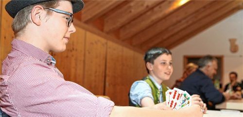 Gutes Blatt? Auch Florian Griesl (links) und Christoph Schlaipfer wollen Schafkopfen lernen. Foto re