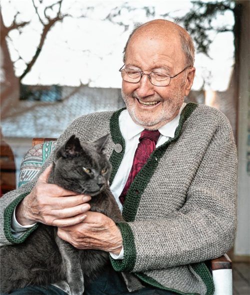 Hanns Airainer, hier mit Katze Murmel, feierte seinen 90. Geburtstag.Foto : Günster