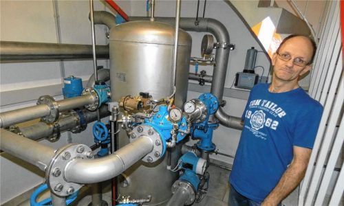 Hans Getzreiter, Geschäftsführer des Zweckverbandes zur Wasserversorgung der Mühlener Gruppe, an dem heuer neu eingebauten Druckkessel im Pumphaus in Mühlen Foto Müller