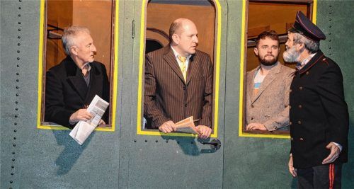 Hans Gmeindl, Thomas Schachner, Martin Oberbauer und Sepp Rieperdinger (von links) in einer der vielen Szenen, die im Eisenbahnwaggon spielen. Foto Duczek