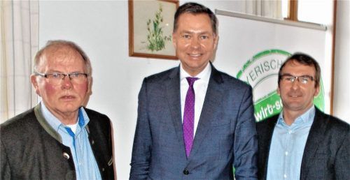 Harsche Kritik musste sich CSU-Bundestagsabgeordneter Stephan Mayer (Mitte) bei der Diskussion mit rund 30 Vertretern der Bauernverbände von Altöttings Kreisobmann Anton Föggl (links) und dem stellvertretenden Obmann Gerhard Langreiter aus Mühldorf anhören. Foto  Becker