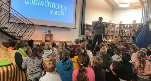 Hellwach lauschen die Erstklässler den Erzählungen von Ralph Caspers. Foto Gabriel