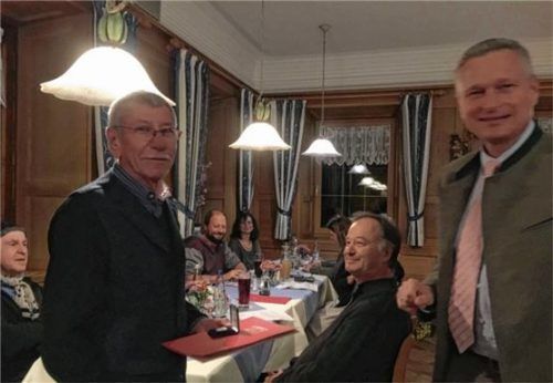 Herbert Klee (links) und Andreas Legath (Mitte) erhielten von Bürgermeister Richard Richter die Dankmedaille. Foto  bö