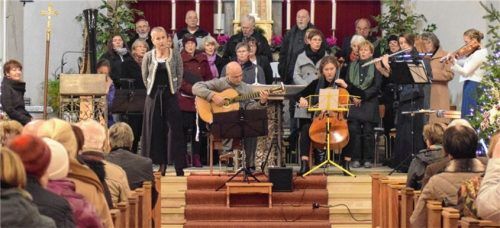 Herbert Walter an der Gitarre begeisterte mit dem Oberwössener Kirchenchor. Foto fembacher