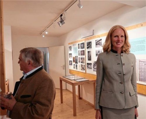 Herzogin Elisabeth in Bayern zu Besuch in der Sonderausstellung im Frasdorfer Dorfmuseum zur Erinnerung an die Geschehnisse der Revolution im November 1918 und die Gründung des Freistaates Bayern.Foto Rehberg