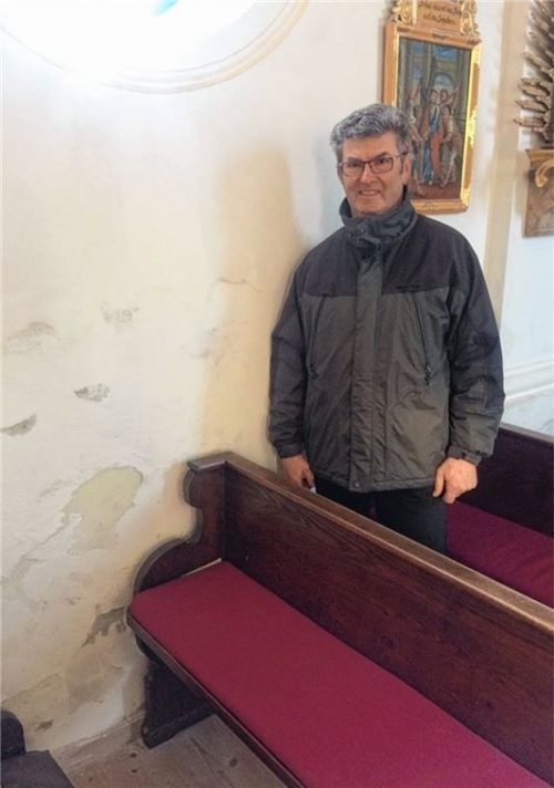 Hier bröckelt der Putz: Kirchenpfleger Martin Atzinger kümmert sich um die bauliche Substanz. Fotos weinzierl/re