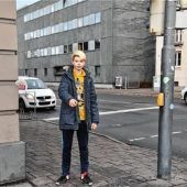 Rentner auf die Straße geschubst: Zwei Jugendliche stellen Angreifer