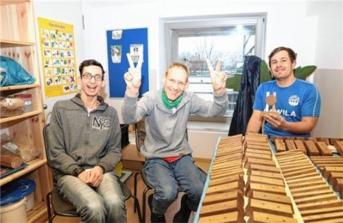 Hilmi Canzisoglu, Frank Meyer und David Lipp (von links) beim Fertigen der Pokale, die in Tausenden Einzelschritten bearbeitet werden.Foto stiftung attl