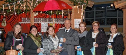 Hoffen auf ein gutes Gelingen des Jubiläumsfestes: Veronika Maier, Franziska Stockinger, Theresa Schöpfer, Annette Maier, Barbara Pritzl und Sabine Brandl (von links) mit Bürgermeister Richard Richter. Foto  re