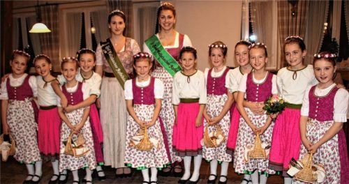 Hoheitenwechsel im Apfeldorf Bad Feilnbach: Apfelkönigin Johanna I. (hinten links) übergibt das Zepter an ihre Nachfolgerin Regina I. (hinten rechts) und ihre Prinzessinnen. Foto  Strim