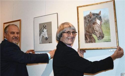 Hubert Schwaiger mit seiner Tante, der Bad Endorfer Künstlerin Johanna Graf beim Aufhängen der Bilder. Foto Ammelburger