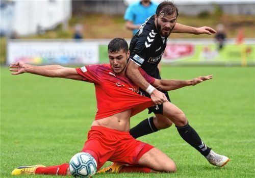 Im Abstiegskampf sind härtere Bandagen gefragt: Der Sechziger Korbinian Linner und Burghausens Felix Bachschmid im Kampf um den Ball.Foto Ziegler