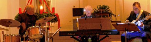 Im Kirchendunkel spielten Michael Keul (Schlagzeug), Hubert Huber (Clavinova) und Klaus G. Förg (Bass).Foto  Janka