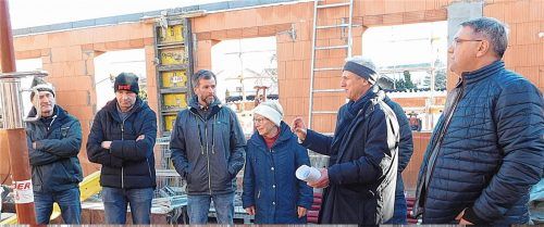 Im luftigen ersten Stock des neuen Dorfgemeinschaftshauses machten sich die Bauausschussmitglieder ein Bild von der Baustelle: (von links) Josef Oberleitner, Peter Irlbacher, Georg Reiter, Dr. Rosina Wäsle, Bürgermeister Thomas Schmidinger und Alois Randlinger. Foto Unterforsthuber