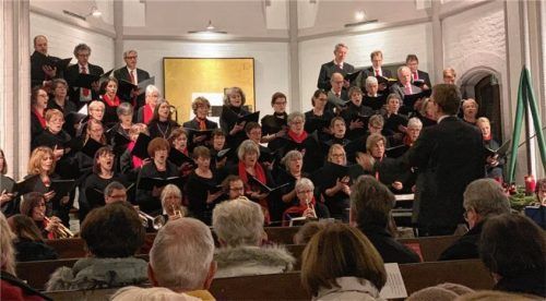 Im schwungvollen Einsatz: Chor- und Posaunenchor in der Erlöserkirche. Foto RE
