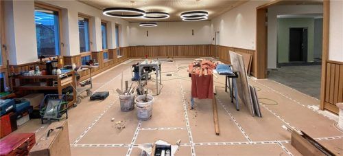 Im Sitzungssaal des neuen Seebrucker Rathauses laufen die letzten Arbeiten auf Hochtouren. Am Montag, 20. Januar, wird der Gemeinderat zum ersten Mal im neuen Ratssaal tagen. Foto Rasch