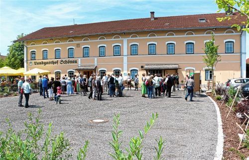 Im Wettbewerb „Unser Dorf hat Zukunft“ wurde Schönau mehrfach prämiert – im Jahr 2014 (unser Foto) sogar mit einer Goldmedaille. Damals war der Gasthof gerade frisch saniert worden. Heute muss eine neue Lösung her, denn Landgasthöfe lassen sich nicht mehr wirtschaftlich betreiben. Foto  Stache