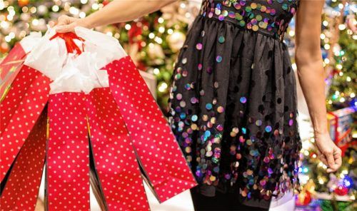 In Bayern geben Konsumenten und Konsumentinnen für Weihnachtsgeschenke fast 500 Euro aus. Neben der Frage, ob das Gekaufte dem Beschenkten gefällt, sollte man sich vor allem darüber Gedanken machen, wie nachhaltig das ist, was in den Tüten landet: Produktionsbedingungen, Ressourcen-Verbrauch und auch die Nutzung haben einen großen Einfluss auf die Umwelt und das Leben der Menschen weltweit. Foto  : Pixabay