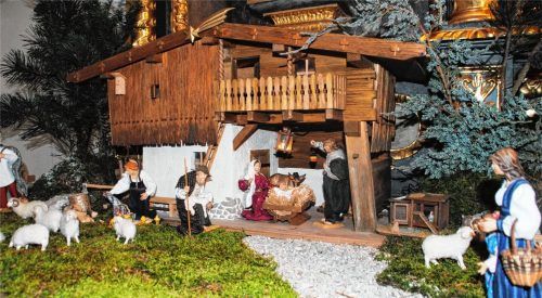 In den Kirchen steht der Jahreswechsel noch ganz im Lichte des Weihnachtsfestes. Die Krippe – fotografiert von Robert Wagner in der Kirche in Polling – ist und bleibt Symbol des wichtigsten Ereignisses des zu Ende gehenden Jahres. Viele wünschen, dass der dort den Hirten verkündete Friede das neue Jahr prägen soll. Im Großen wie im Kleinen. Foto  Wagner
