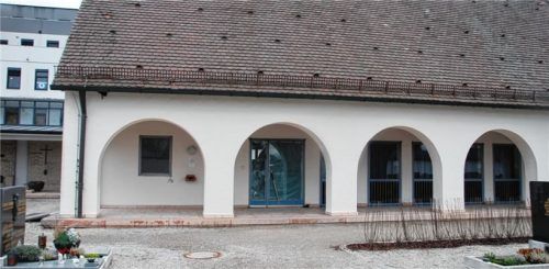 In der alten Leichenhalle im „Alten Friedhof“ in Mühldorf soll in der linken Seite eine neue Aussegnungshalle entstehen. Foto  Bauer