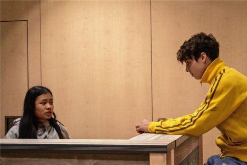 In der Bar: Joseph (Jakob Stengel) sucht Rat bei einer Barkeeperin (Melissa Tran).Foto Gerg