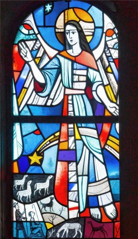 In der evangelischen Kirche in Prien ist diese Verkündung der Hirten über die Geburt Christi als Fensterglas zu sehen.Foto  Berger