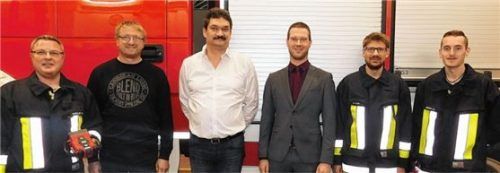 In der Fahrzeughalle dankten die Kommandanten Siegi Hudelist (links), Christian Zierer (von rechts) und Maximilian Kain den Sponsoren Thorsten Schmidt, Alexander Jansen und Thomas Mörtl vom Autohaus Mörtl. Foto re