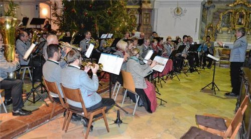 In der Klosterkirche Reisach spielte die Musikkapelle Niederaudorf ein weihnachtliches Konzert.Foto lotter