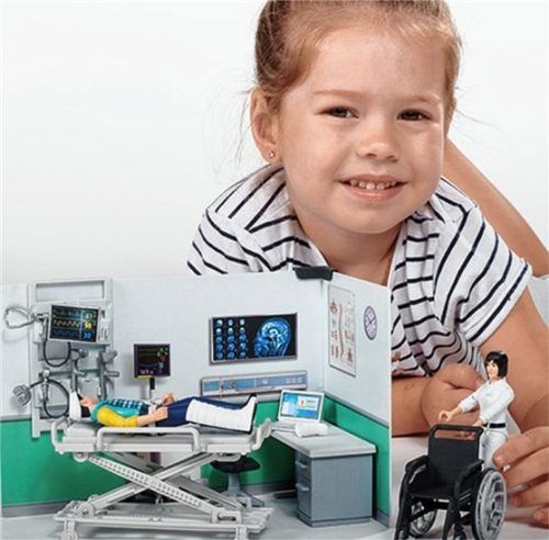 In der Krankenstation wird jeder Patient gut versorgt. Die Ärztin verfügt über modernste Ausrüstung und kann jeden Patienten im Krankenbett samt Überwachungsmonitor oder im Rollstuhl behandeln. Foto djd-mk/Bruder Spielwaren