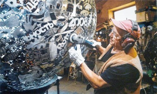 „In der plastischen Gestaltung fühle ich mich wohler als in der reinen Malerei“: Peter Schwenk bei der Arbeit.Fotos Richterstetter